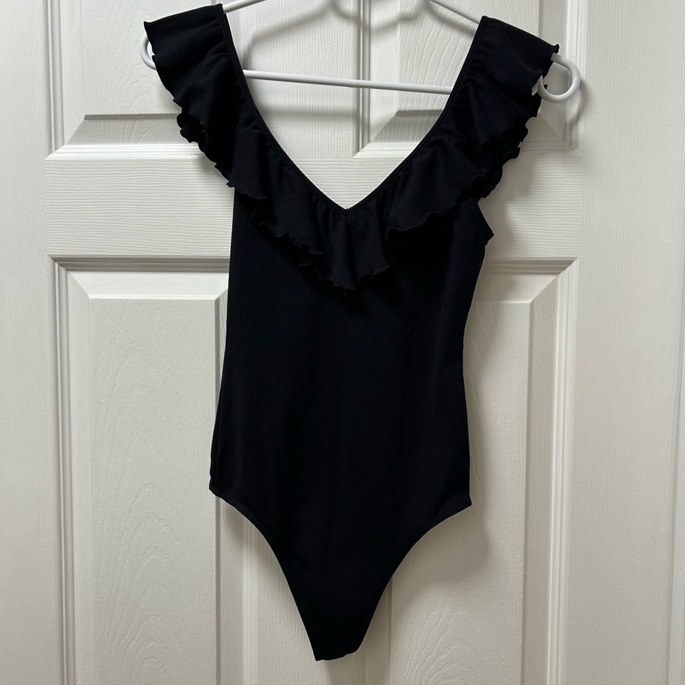 Aritzia - Black Wilfred Danette Ruffled Bodysuit
